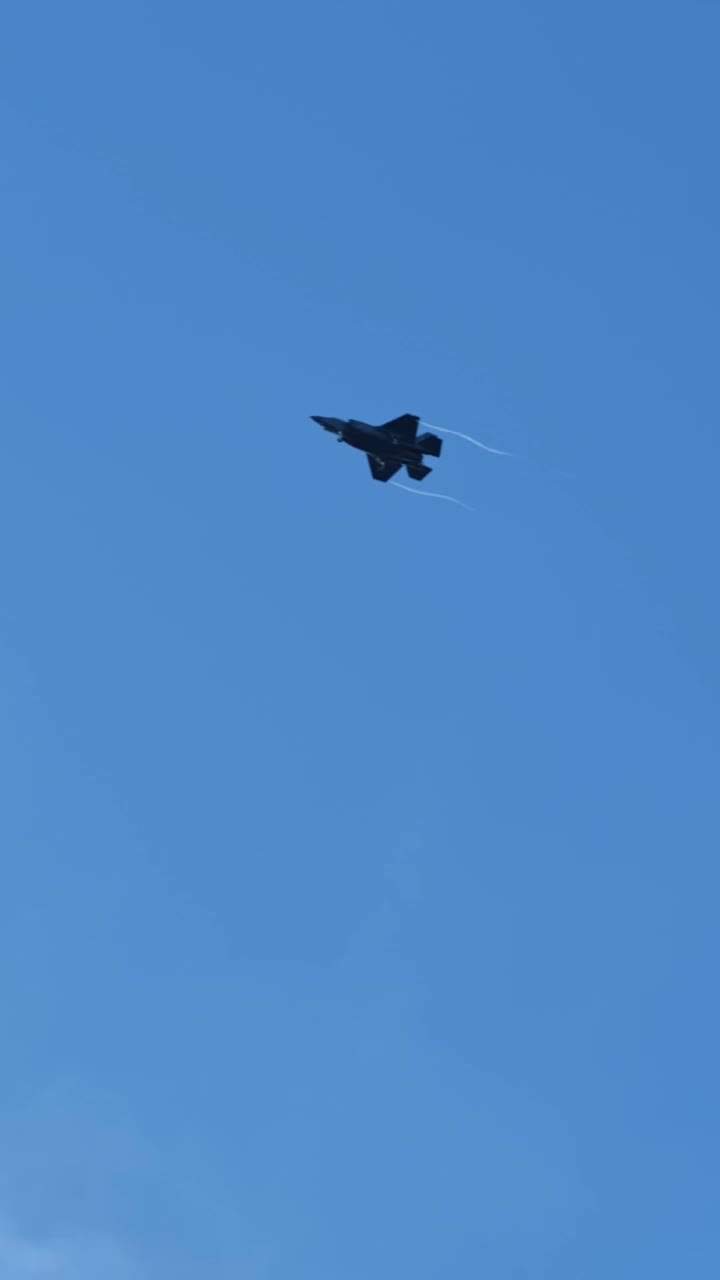 f2a40eb1d69221fc8839dfc23a39b3b1.mp4